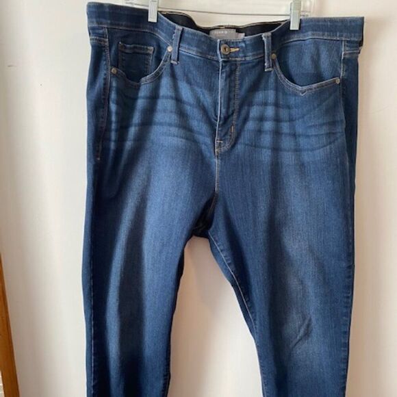 Torrid Premium Stretch 5 pocket Sky High Skinny jeans, size 26R - Picture 1 of 4